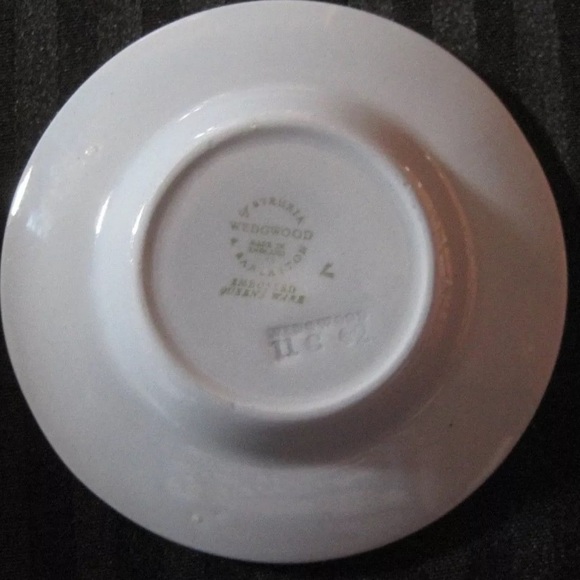 Vintage WEDGWOOD Embossed Queensware Glazed Cream on Lavender Blue Etruria - Picture 4 of 7